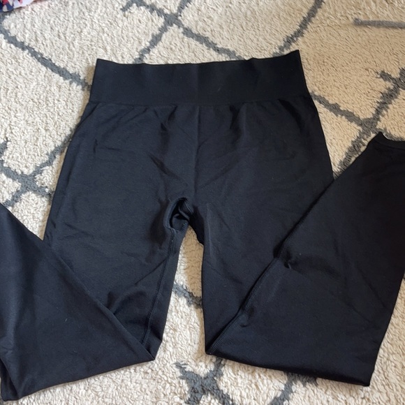 SOLD TWO pairs of VS Sport seamless leggings - Picture 4 of 5